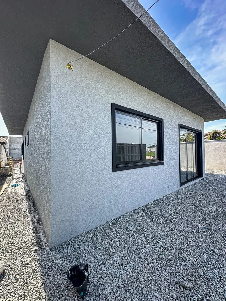 Mesma casa depois: fachada inteira em textura projetada cinza claro